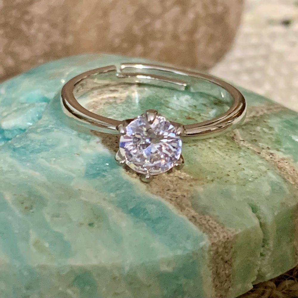 Elegant Silver Solitaire Ring. Clear quartz Adjustable ring NWOT.